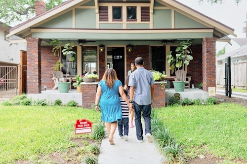 family-searching-for-american I Moved 6 Times As A Kid, & I Refuse To Do It To My Kids