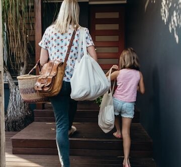 Look For A “Crossbody Bag Mom”: The Hack For Lost Kids The Internet Swears By