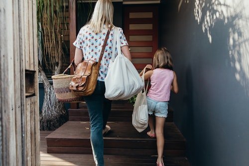 gettyimages-1194234471 Look For A “Crossbody Bag Mom”: The Hack For Lost Kids The Internet Swears By