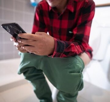 man-using-a-smart Doctors Say Not To Spend More Than 10 Minutes On The Toilet