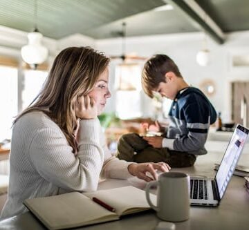 How Do You Parent & Have A Side Hustle Without Screwing Up Both? We Asked An Expert