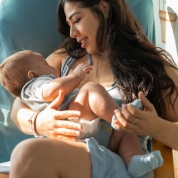 mother-breastfeeding-her-baby Single Parents Win Full Parental Leave In Spain