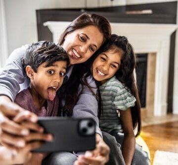 mother-children-taking-a Turns Out, Parents *Do* Have Favorites & It's Exactly Who You Think