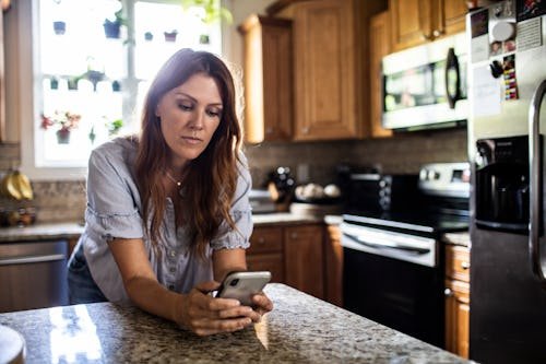woman-using-mobile-device I Was ‘Caspered’ By My Best Friend & I Don’t Know Why
