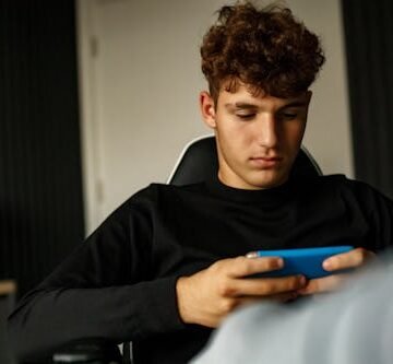 Can You “De-Pill” Your Kid? Experts Explain How To Talk To Teens About Misogyny Online